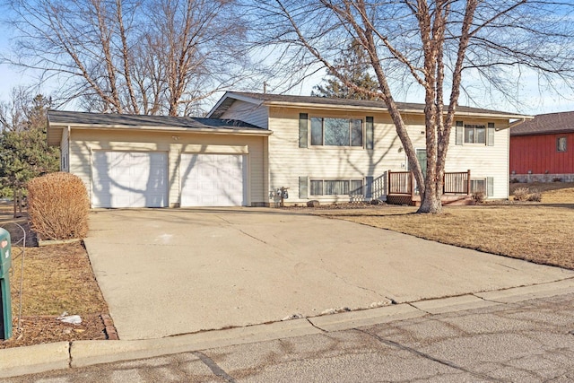 view of front of house featuring an attached garage and driveway