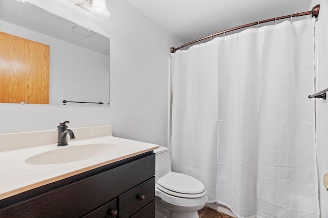 full bath featuring vanity, a shower with shower curtain, and toilet