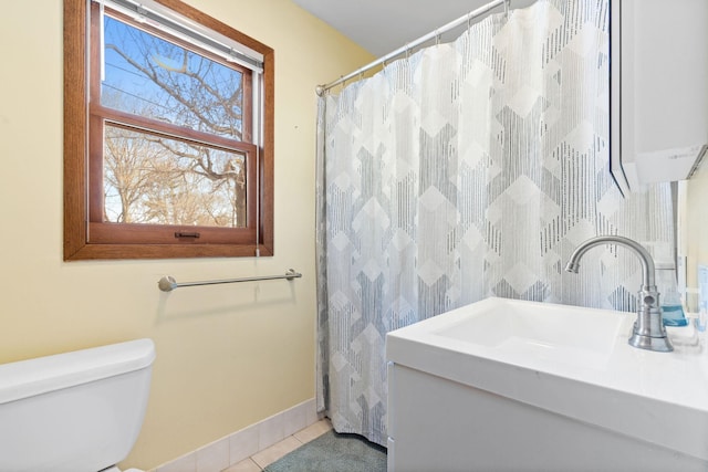 full bathroom featuring tile patterned floors, toilet, a sink, a shower with shower curtain, and baseboards