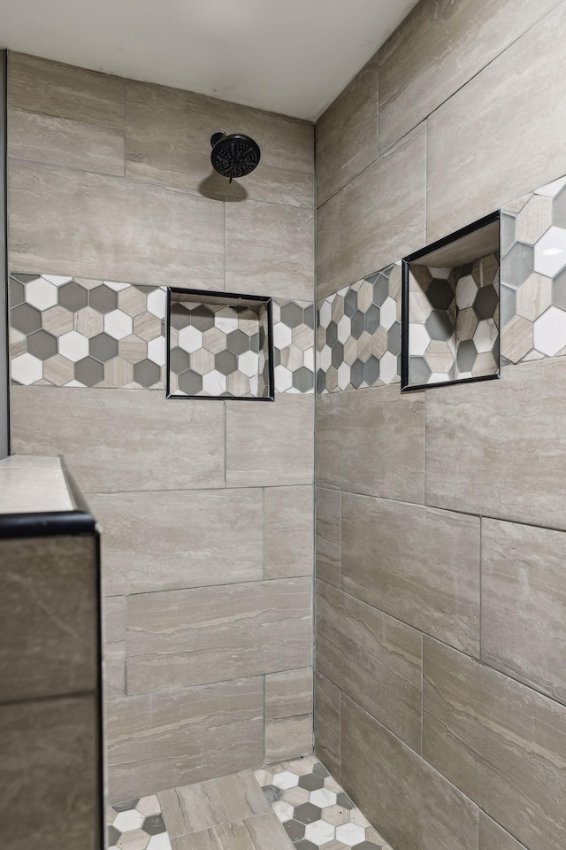 full bathroom featuring tiled shower