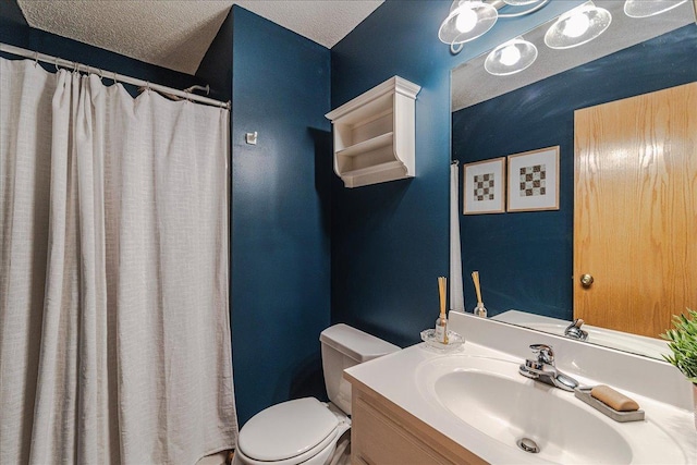 full bathroom featuring a shower with shower curtain, toilet, vanity, and a textured ceiling