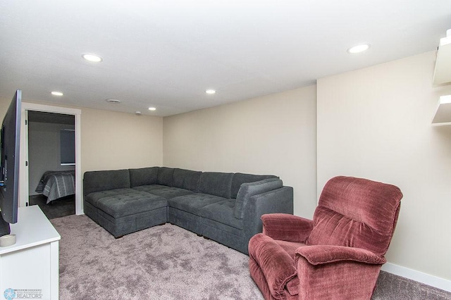 living room featuring recessed lighting, baseboards, and carpet