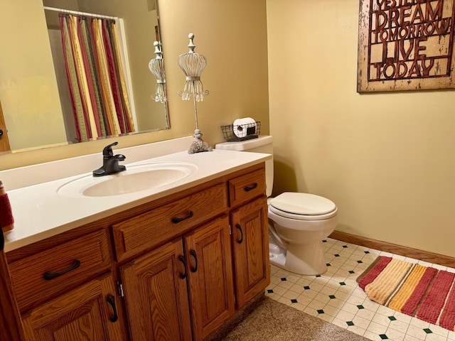 bathroom with vanity, a shower with shower curtain, toilet, and baseboards