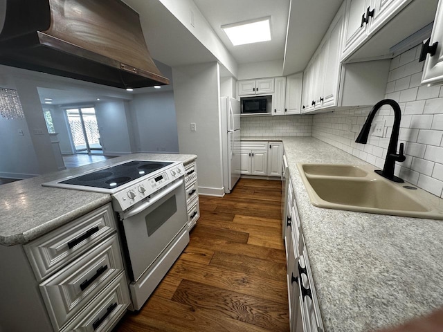 kitchen featuring a sink, dark wood-style floors, range hood, white cabinetry, and white appliances