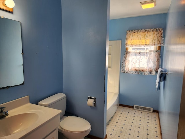 full bathroom with visible vents, baseboards, toilet, a tub to relax in, and vanity