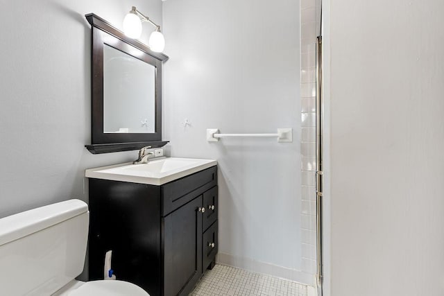 full bathroom featuring a shower, toilet, and vanity