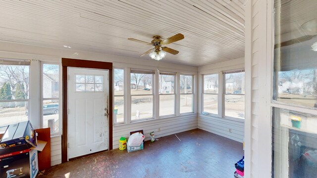 sunroom / solarium featuring a ceiling fan