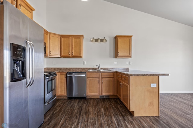 kitchen with visible vents, a sink, dark wood-style floors, appliances with stainless steel finishes, and a peninsula