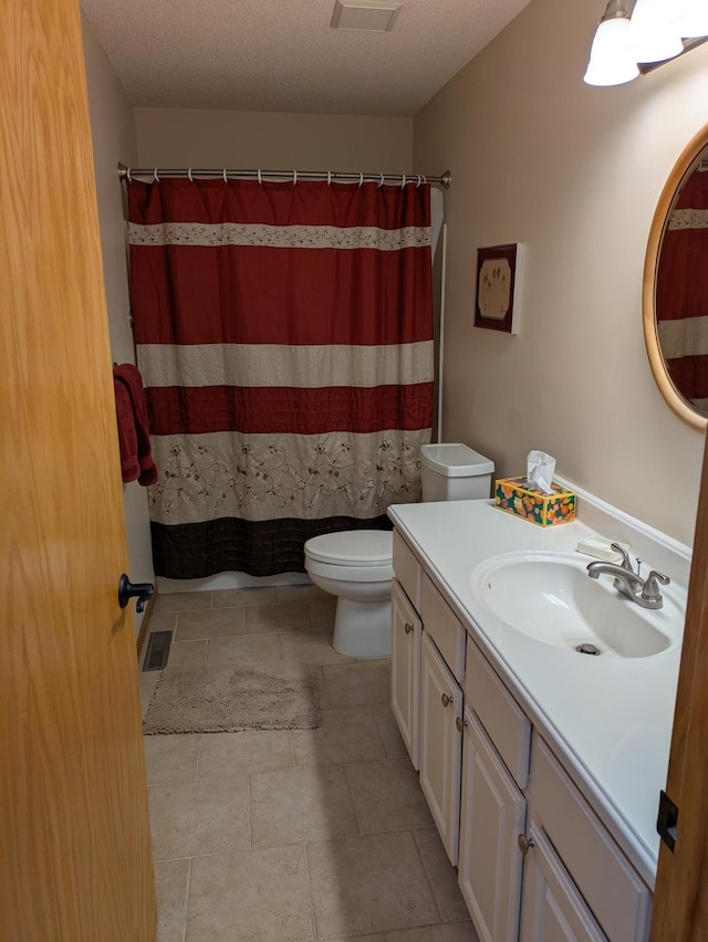 full bath featuring visible vents, curtained shower, toilet, and vanity