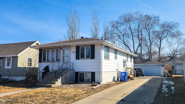 view of front of home with a detached garage and an outdoor structure