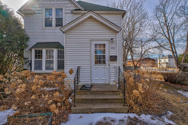 view of front of property featuring a shingled roof