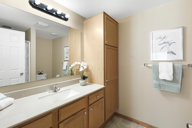 full bath featuring visible vents, toilet, curtained shower, baseboards, and vanity