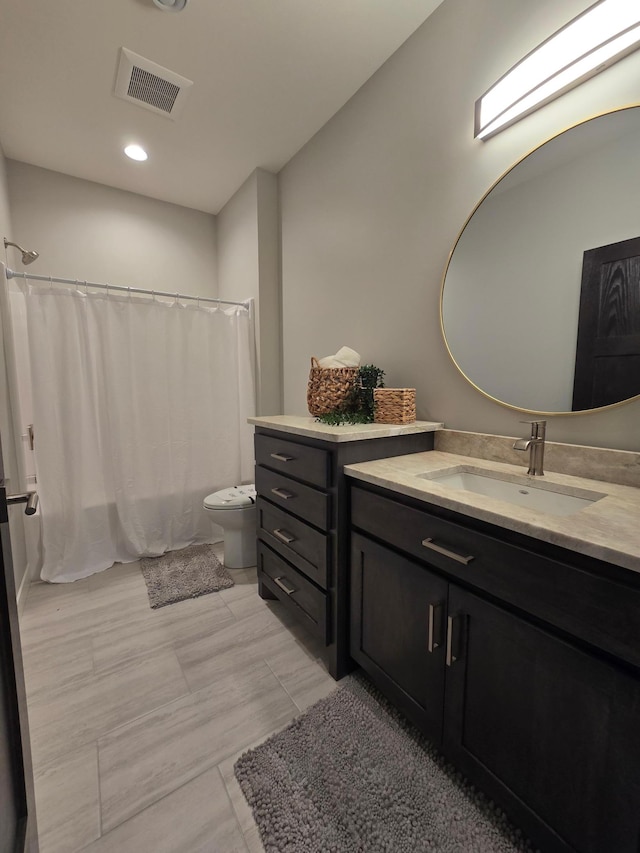 full bath featuring visible vents, toilet, vanity, and a shower with curtain