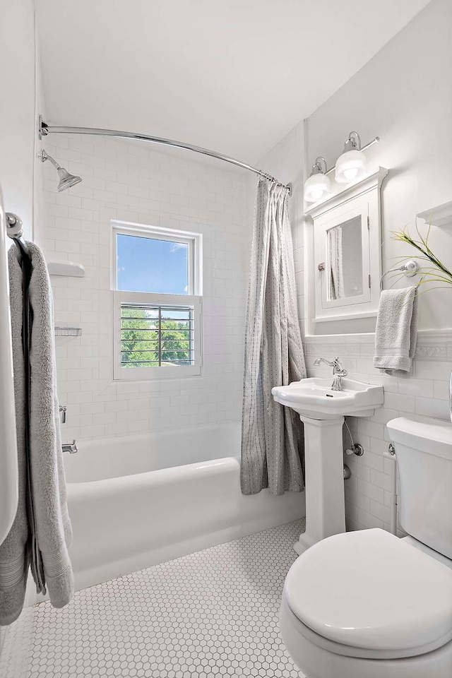 79 Western Ave N Unit 308, Saint Paul, MN 55102 - full bath with toilet and shower / tub combo with curtain