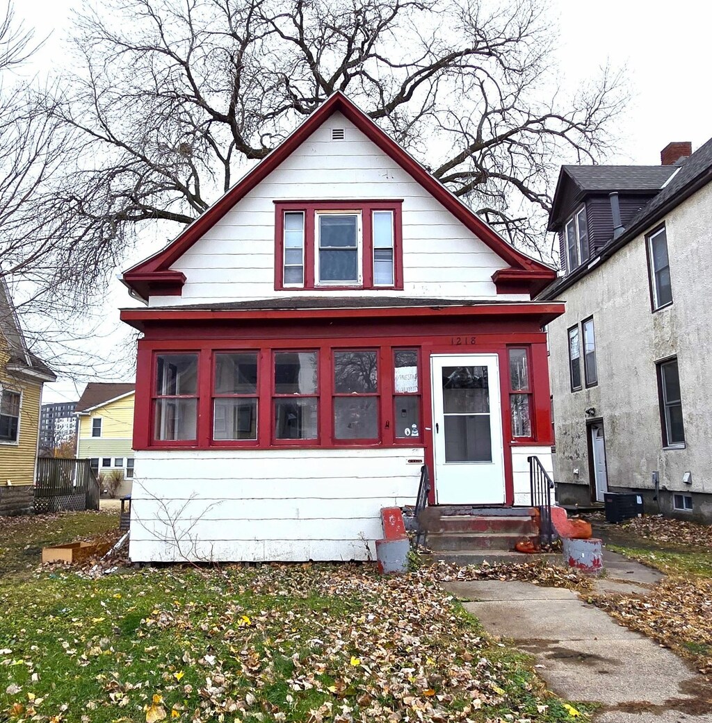 1218 Como Ave SE, Minneapolis, MN 55414 - bungalow-style home featuring entry steps