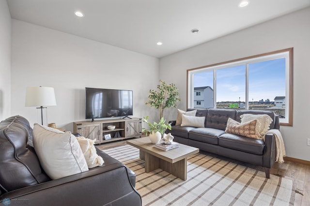 living area featuring light wood-type flooring, recessed lighting, and baseboards