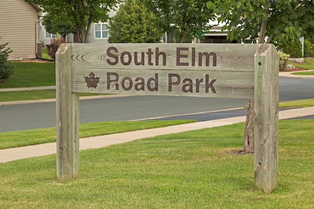 community sign with a yard