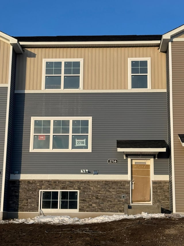 view of front facade with stone siding