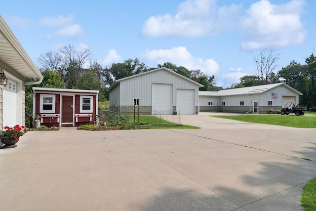 view of front facade with a detached garage