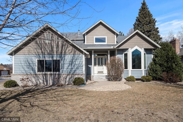 view of front of property featuring a front yard