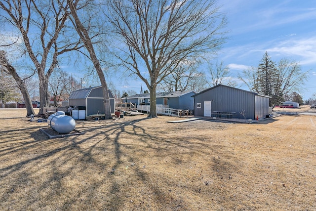 view of yard featuring an outdoor structure and a storage unit