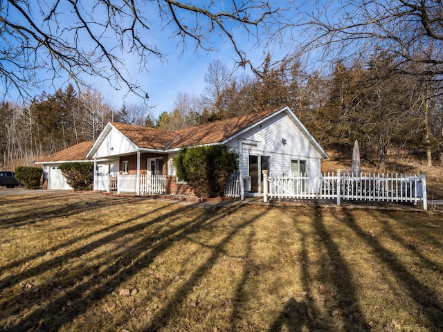 view of front of house featuring a porch, a front lawn, and fence