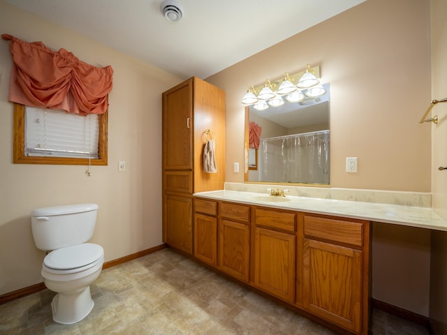 bathroom featuring a shower with curtain, toilet, vanity, and baseboards