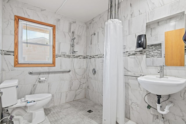 full bath featuring tiled shower, toilet, and tile walls