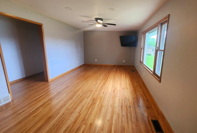 1013 8th Ave SW, Pipestone, MN 56164 - spare room featuring light wood-style floors, a ceiling fan, and baseboards