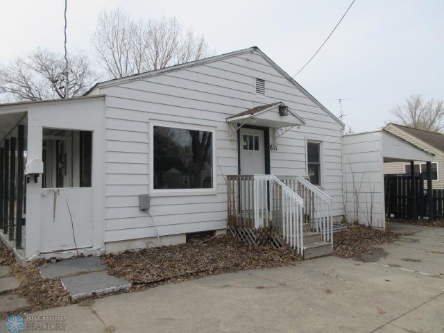 bungalow featuring fence