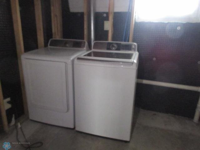 laundry room with washing machine and clothes dryer