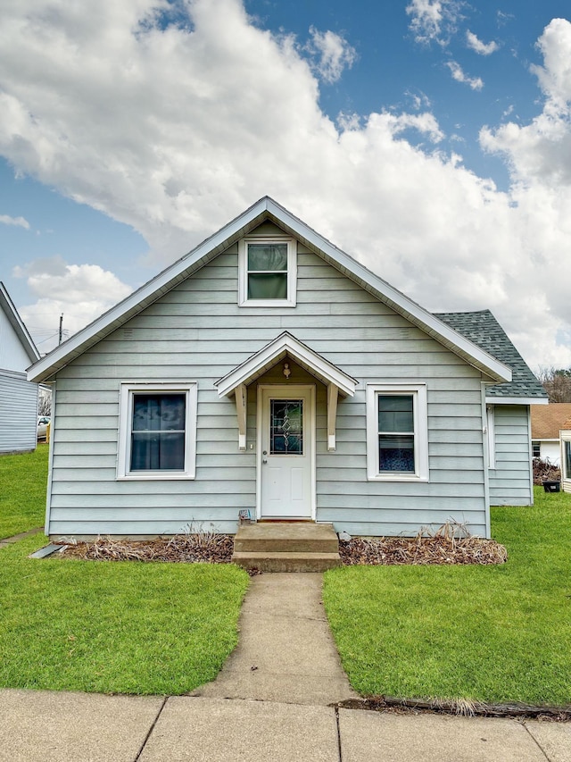 bungalow featuring a front lawn