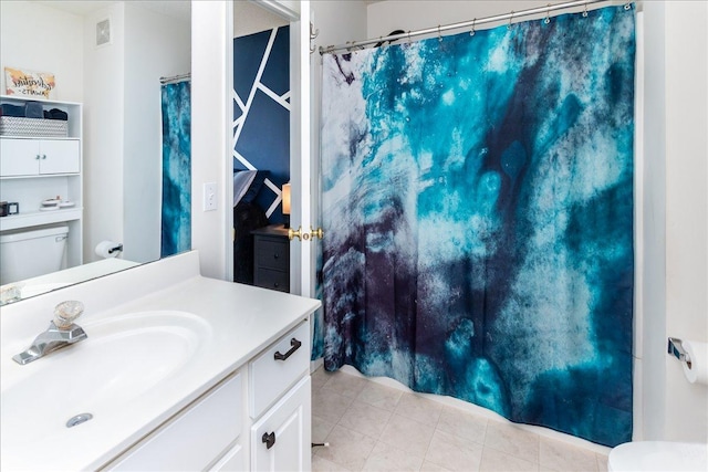 full bath featuring tile patterned floors, visible vents, toilet, a shower with curtain, and vanity