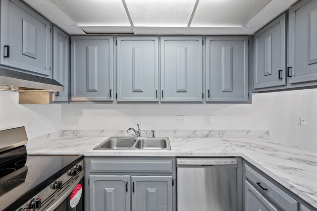 6400 York Ave S Unit 505, Edina, MN 55435 - kitchen featuring under cabinet range hood, appliances with stainless steel finishes, gray cabinetry, and a sink