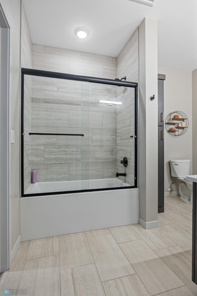 bathroom with enclosed tub / shower combo