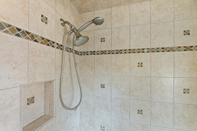 bathroom featuring tiled shower