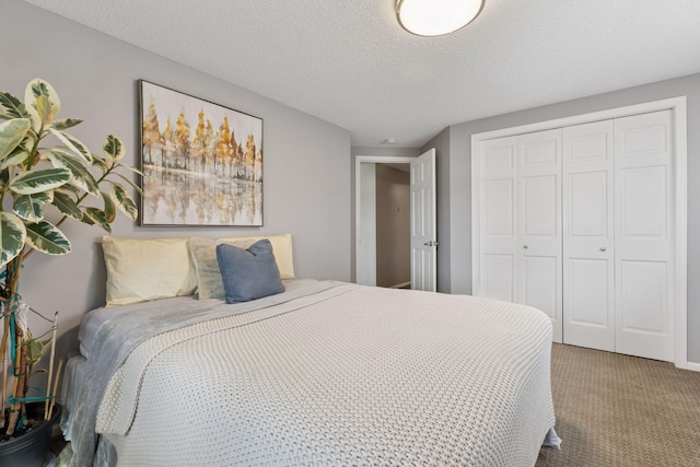 bedroom featuring carpet, a closet, and a textured ceiling