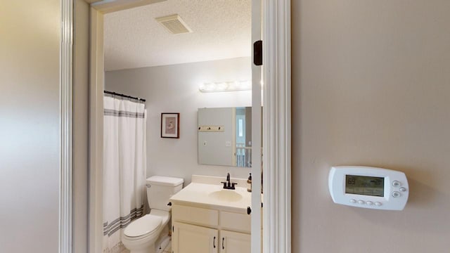 full bathroom with visible vents, toilet, vanity, a shower with curtain, and a textured ceiling