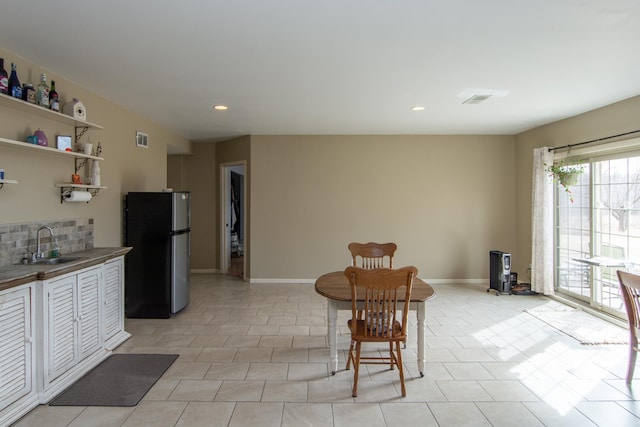 dining room with light tile patterned floors, visible vents, recessed lighting, and baseboards