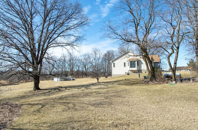 view of yard with an outdoor structure