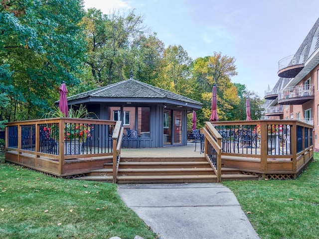 8621 Basswood Rd Unit 33, Eden Prairie, MN 55344 - deck featuring a lawn