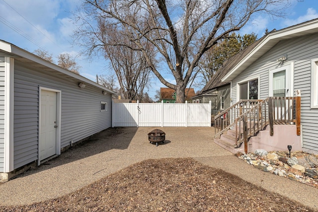 view of yard featuring fence and a fire pit
