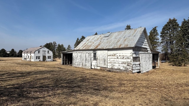 view of barn featuring a yard