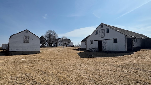 view of yard featuring an outbuilding and a barn