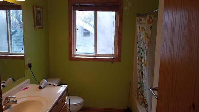 bathroom featuring a wealth of natural light, toilet, vanity, and a shower with curtain