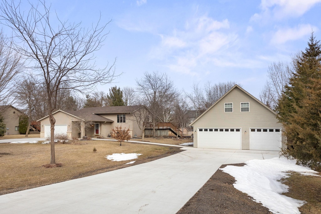 traditional-style house featuring driveway