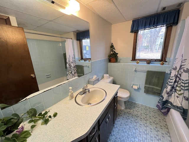 bathroom with shower / bathtub combination with curtain, plenty of natural light, and toilet