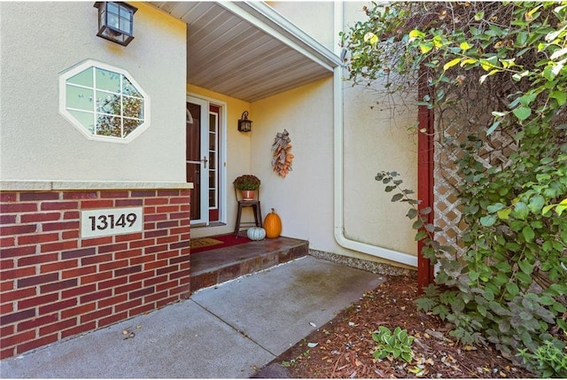 property entrance featuring stucco siding