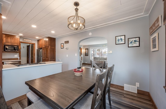 dining area with visible vents, baseboards, a chandelier, recessed lighting, and arched walkways