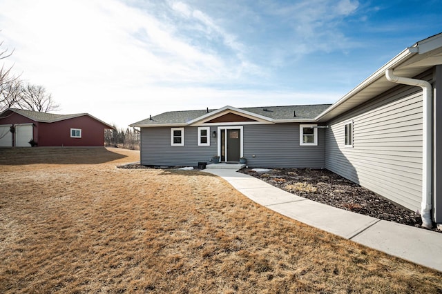 view of front facade with a front yard